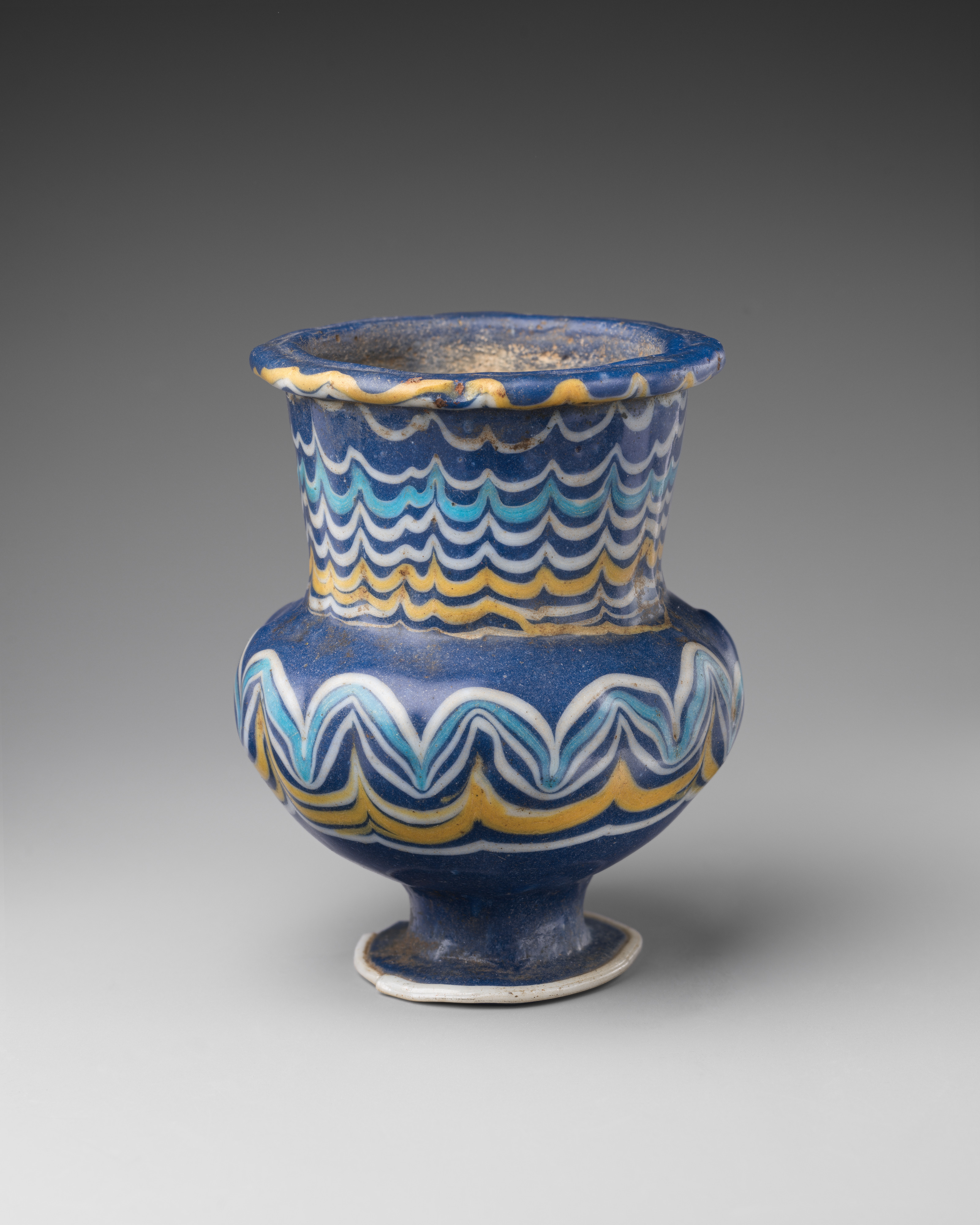 Glass krateriskos (unguent jar)
